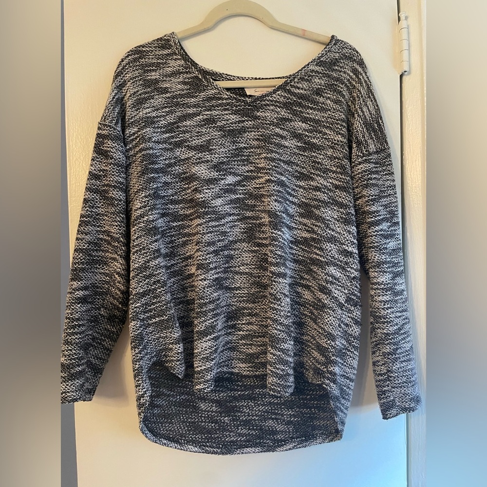 Two by Vince Camuto grey vneck sweater